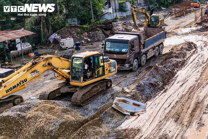 Toàn bộ khu vực công trường được rào chắn để phục vụ xây dựng. Nhiều máy xúc, xe tải cùng các thiết bị chuyên dụng được huy động, hoạt động liên tục trên tuyến.