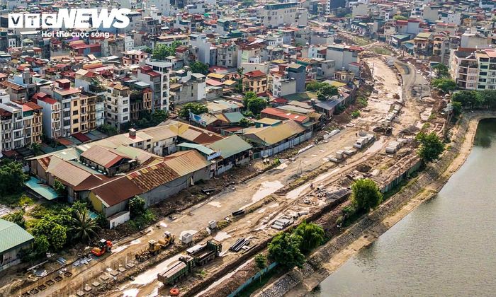 Tại khu vực ven hồ Đầm Hồng, đường Khương Đình, đường Bùi Xương Trạch và nút giao với đường Nguyễn Trãi, nhiều mũi thi công được triển khai cùng lúc. Các đơn vị tập trung gia cố nền đường, xây dựng hệ thống hạ tầng kỹ thuật và thực hiện các hạng mục theo kế hoạch.
