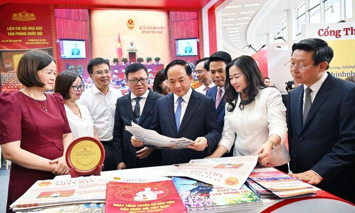 Trưởng Ban Tuyên giáo và Dân vận Trung ương Trịnh Văn Quyết và các đại biểu thăm gian trưng bày tại Hội Báo toàn quốc 2026. (Ảnh: Quang Khánh)
