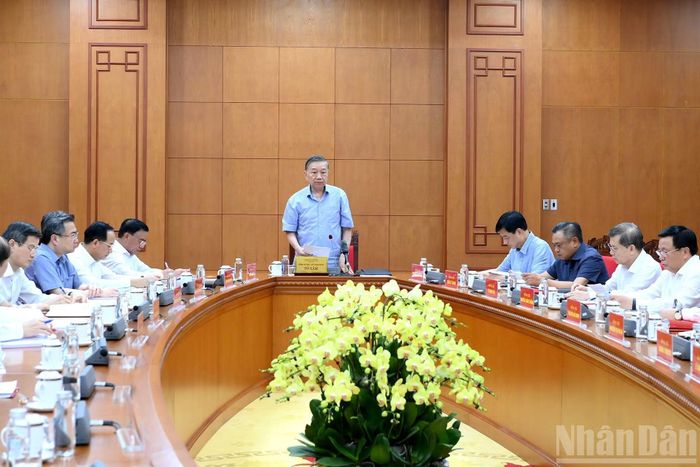 Tổng Bí thư, Chủ tịch nước Tô Lâm làm việc với Ban Tuyên giáo và Dân vận Trung ương về Đề án Chiến lược công tác tư tưởng của Đảng trong bối cảnh chuyển đổi số, hôm 15/6. (Ảnh: Báo Nhân Dân)