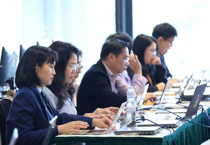 Phóng viên tác nghiệp tại Trung tâm báo chí tác nghiệp tại Đại hội XIV của Đảng. (Ảnh: TTXVN)