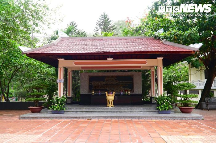 Bia tưởng niệm Anh hùng Lê Thị Riêng và Trần Văn Kiểu tại Công viên Lê Thị Riêng sẽ sớm được di dời để mở rộng vị trí tìm kiếm hài cốt liệt sĩ.