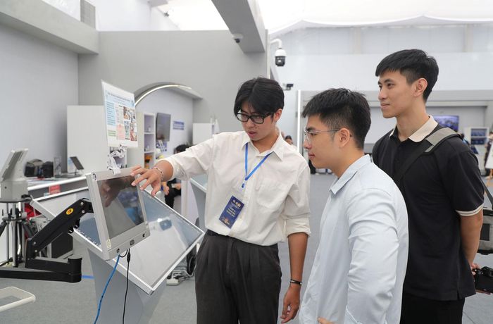 Giới thiệu sản phẩm “Blife - Hệ thống hỗ trợ giao tiếp cho người khuyết tật vận động nặng” do Trường Đại học Công nghệ (Đại học Quốc gia Hà Nội) nghiên cứu và phát triển. Ảnh: Quốc Toản