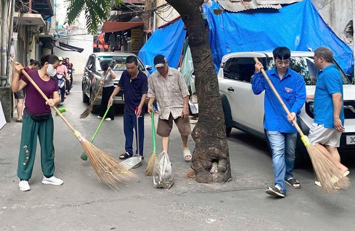 Người dân phường Hai Bà Trưng tham gia vệ sinh môi trường. Ảnh: Thoa Vũ