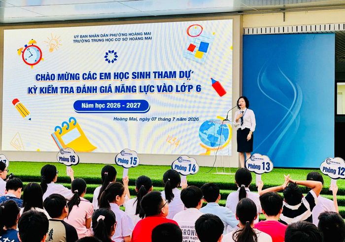 Bà Chu Thị Xuân Hường, Hiệu trưởng Trường THCS Hoàng Mai chào đón học sinh tham dự kỳ kiểm tra đánh giá năng lực vào lớp 6 năm học 2026-2027. Ảnh: HM.