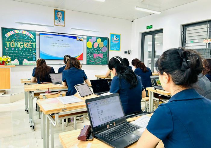 Giáo viên Trường Tiểu học Hoàng Mai tham gia lớp tập huấn do Sở GD&ĐT Hà Nội tổ chức tháng 7/2026. Ảnh: Trần Oanh.