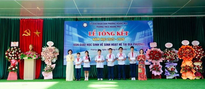 Học sinh Trường THCS Hoàng Mai nhận khen thưởng tại Lễ tổng kết năm học 2025-2026. Ảnh: HM.