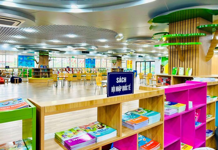 Một góc thư viện hiện đại của Trường Tiểu học Hoàng Mai. Ảnh: Trần Oanh.