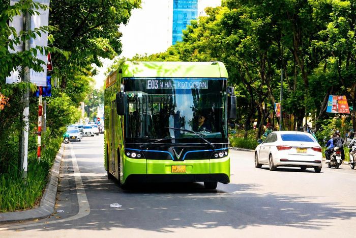 Hàng loạt tuyến buýt điện được đưa vào khai thác đã góp phần giảm phát thải. Ảnh: Phạm Hùng