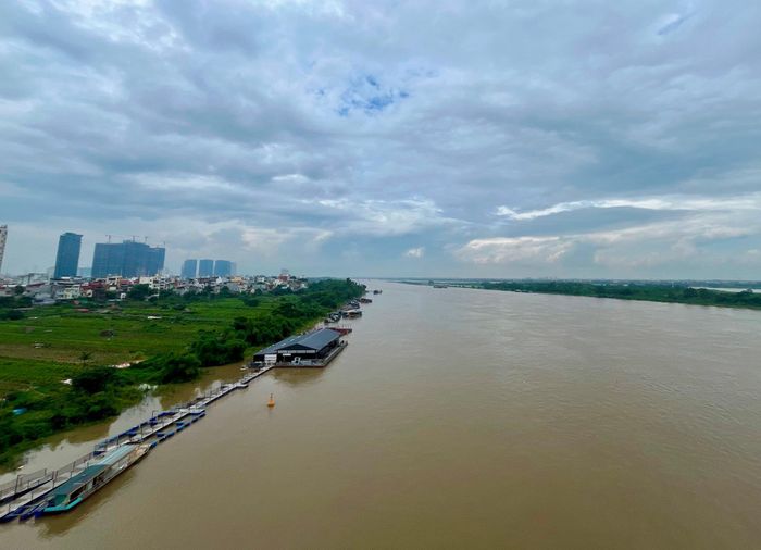 Sông Hồng đoạn chảy qua cầu Nhật Tân (Hà Nội). Ảnh: Tùng Nguyễn.