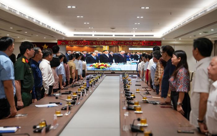 Các đại biểu thực hiện nghi thức chào cờ. Ảnh: Hoàng Linh
