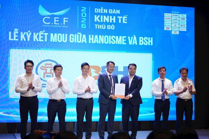 Lễ ký kết các thỏa thuận hợp tác giữa Hiệp hội Doanh nghiệp nhỏ và vừa thành phố Hà Nội (HANOISME) với các ngân hàng, doanh nghiệp công nghệ và đơn vị đồng hành. Ảnh: BTC