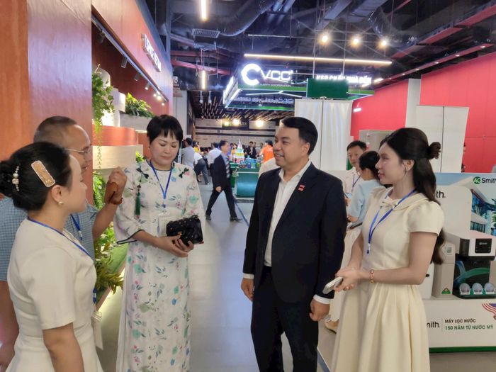 Cộng đồng doanh nghiệp chia sẻ bên lề Diễn đàn. Ảnh: Khắc Kiên