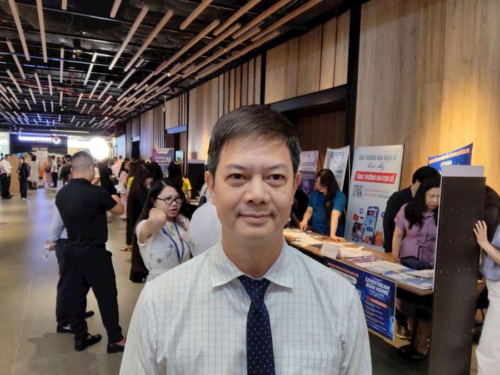Ông Lại Hoàng Dương, Giám đốc Công ty Cổ phần Truyền thông Máy tính Thành Gióng chia sẻ với phóng viên bên lề. Ảnh: Khắc Kiên