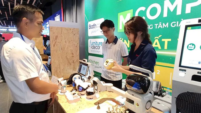 Các đại biểu tham quan gian trưng bày sản phẩm công nghệ trong khuôn khổ sự kiện. Ảnh: Phương Nga
