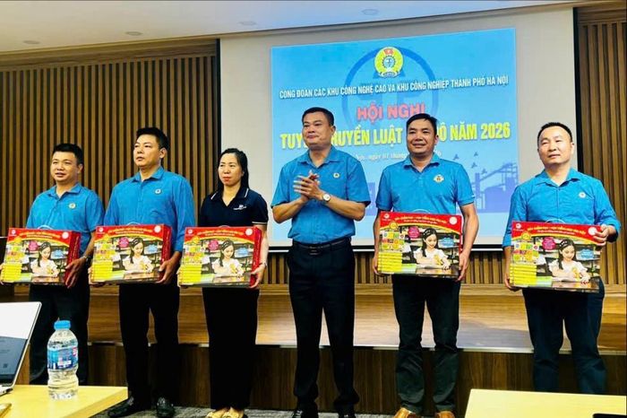 Ban Tổ chức trao tặng 6 bút chấm đọc cho đại diện các công đoàn cơ sở. Ảnh: PV