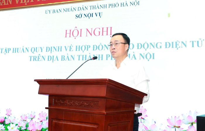 Trưởng phòng Lao động, Tiền lương và Doanh nghiệp (Sở Nội vụ Hà Nội) Nguyễn Bá Lực phát biểu. Ảnh: Thu Minh