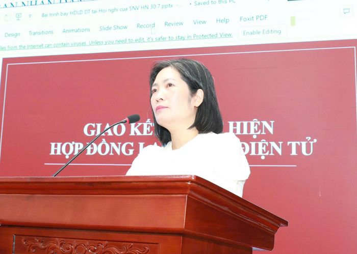 Trưởng phòng Chính sách lao động (Cục Tiền lương và Bảo hiểm xã hội - Bộ Nội vụ) Nguyễn Thùy Linh cung cấp các thông tin về triển khai giao kết thực hiện Hợp đồng lao động điện tử. Ảnh: Minh Thu