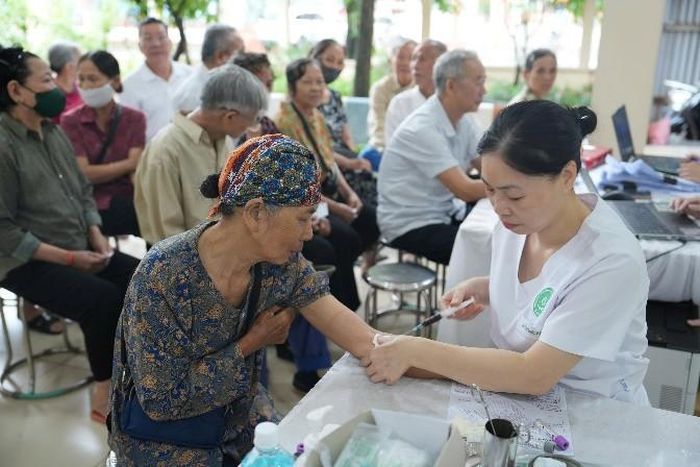 Người dân xã Thuận An được khám bệnh miễn phí trong chương trình chăm sóc sức khỏe toàn dân. Ảnh: VT