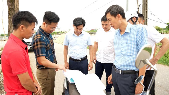 Chủ tịch UBND xã Dương Hòa Lê Đức Phóng kiểm tra hiện trường các dự án đang thi công trên địa bàn. Ảnh: Phượng Nguyễn