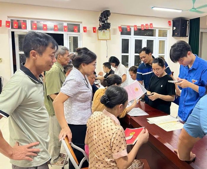 Phó Bí thư Thường trực Đảng ủy xã Dương Hòa Nguyễn Thanh Tú kiểm tra công tác thu thập dữ liệu đất đai tại khu vực Đắc Sở. Ảnh: Phượng Nguyễn