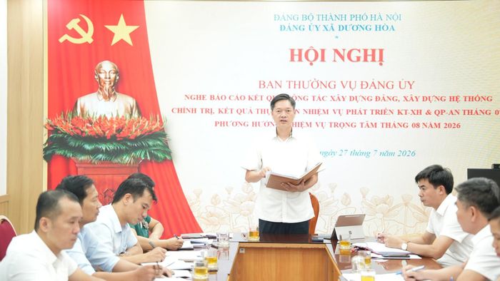 Bí thư Đảng ủy, Chủ tịch HĐND xã Dương Hòa chủ trì cuộc họp Ban Thường vụ Đảng ủy xã nghe báo cáo kết quả thực hiện nhiệm vụ tháng 7; phương hướng, nhiệm vụ trọng tâm tháng 8-2026. Ảnh: Phượng Nguyễn