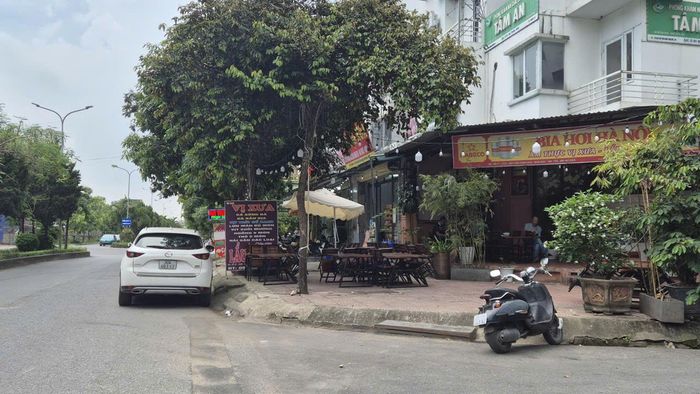 Bàn ghế, biển hiệu nhà hàng, quán ăn bày biện ra vỉa vè tại Khu đô thị HUD Vân Canh. Ảnh: Hậu Lộc