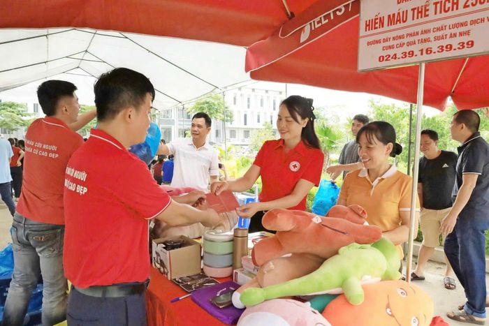 Ban Tổ chức trao quà tri ân các tình nguyện viên tham gia hiến máu. Ảnh: TH