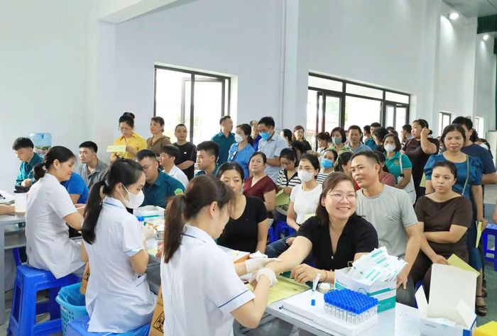 Các tình nguyện viên được khám sàng lọc sức khỏe trước khi hiến máu. Ảnh: TH
