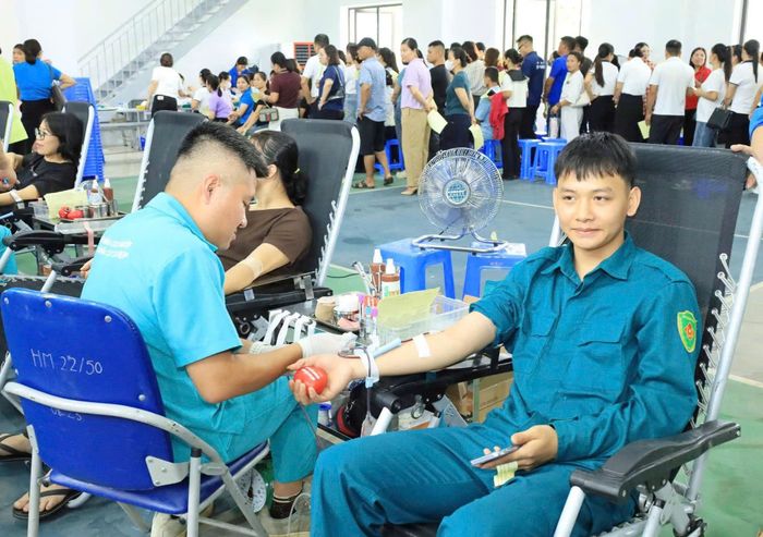 Cán bộ, công chức, viên chức tích cực hưởng ứng phong trào hiến máu tình nguyện. Ảnh: TH