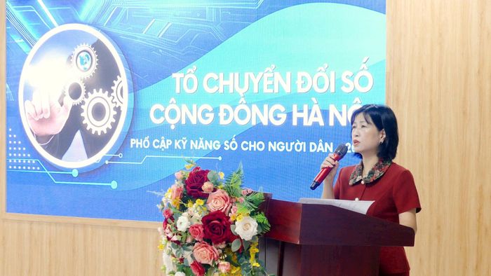 Phó Chủ tịch UBND phường Cầu Giấy Nguyễn Thị Thu Hà phát biểu tại hội nghị. Ảnh: Công Sơn