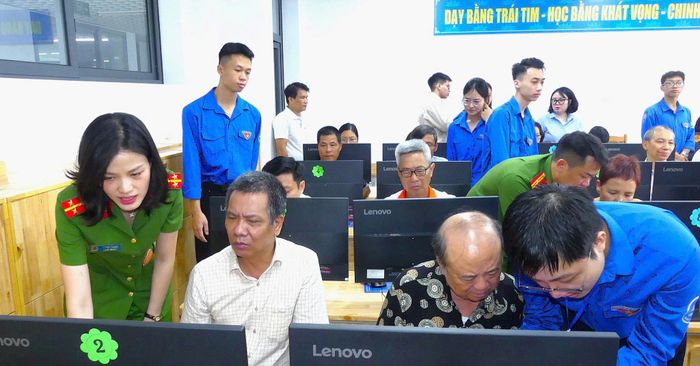 Lực lượng chức năng trực tiếp hướng dẫn người dân thao tác trên máy. Ảnh: Công Sơn