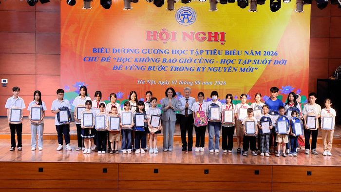Lãnh đạo Hội Khuyến học Việt Nam và Phó Chủ tịch UBND thành phố Vũ Thu Hà tặng học bổng cho học sinh. Ảnh: Lê Nguyễn