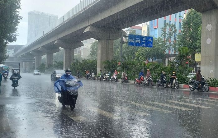 Tháng 8, Hà Nội xuất hiện 1-2 đợt mưa vừa, mưa to trên diện rộng, tổng lượng mưa cao hơn trung bình nhiều năm từ 20 đến 50mm. Ảnh: Bảo Châu