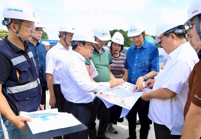 Chủ tịch UBND thành phố yêu cầu chủ đầu tư và các nhà thầu huy động tối đa nhân lực, máy móc, thiết bị, tổ chức thi công khoa học. Ảnh: Quang Thái
