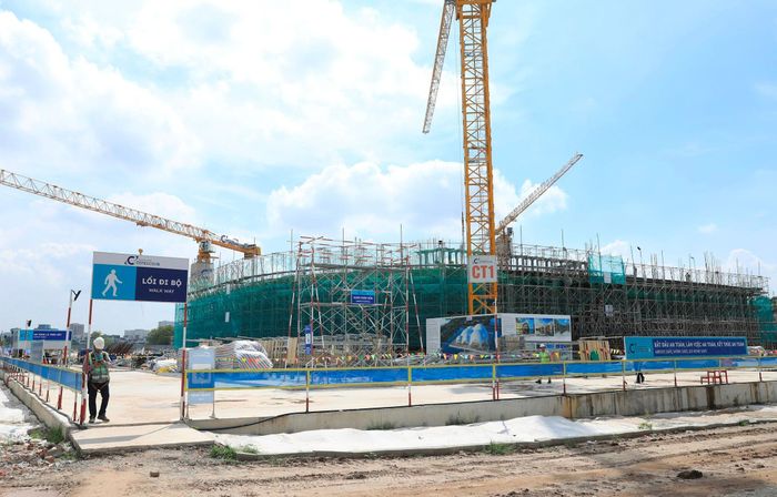 Chủ tịch UBND thành phố yêu cầu các sở, ngành phát huy tinh thần đồng hành cùng cơ sở. Ảnh: Quang Thái