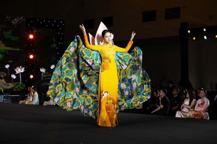 Á hậu Du lịch thế giới 2022 Lê Thị Hương Ly trình diễn thiết kế trong bộ sưu tập "Hoa Hà Nội". Ảnh: Ngọc Hà
