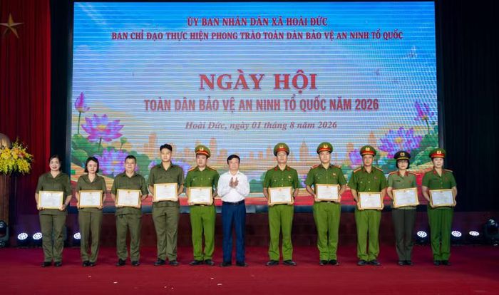 Phó Bí thư Thường trực Đảng ủy xã Hoài Đức Trần Văn Nghĩa trao bằng khen cho các cá nhân có thành tích trong phong trào toàn dân bảo vệ an ninh Tổ quốc. Ảnh: Hậu Lộc