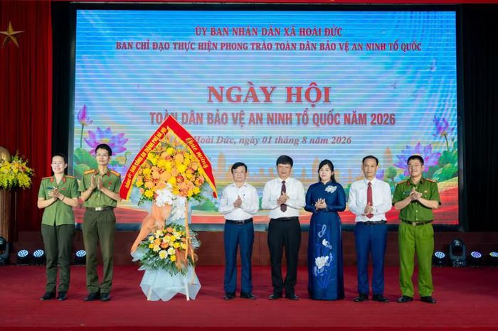 Đại diện Công an thành phố Hà Nội tặng hoa chúc mừng sự kiện. Ảnh: Hậu Lộc