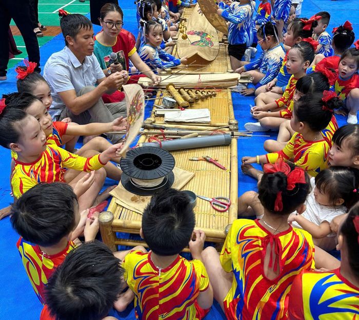 Thiếu nhi phường Việt Hưng háo hức tham gia cùng nghệ nhân trải nghiệm làm diều truyền thống. Ảnh: B.Duy