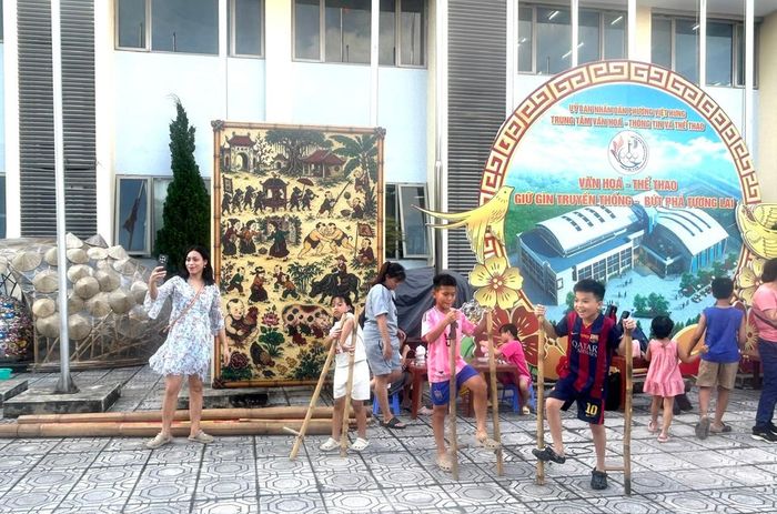 Trẻ em háo hức chinh phục đi cà kheo. Ảnh: B.Duy