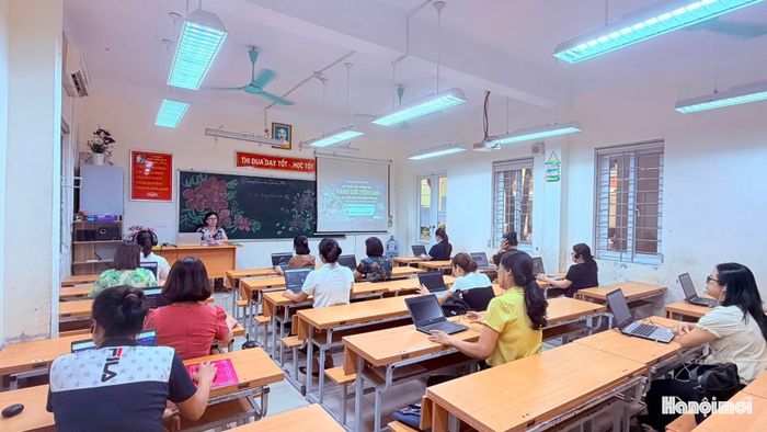 Giáo viên Hà Nội tham gia đánh giá năng lực ngoại ngữ (ảnh: Tiểu học Trần Phú, phường Hà Đông).