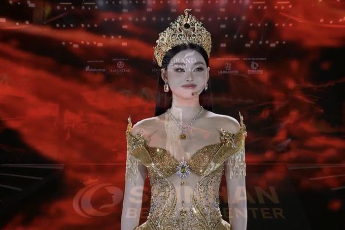 Khoảnh khắc final walk của Hoa hậu Yến Nhi trước khi trao lại vương miện cho người kế nhiệm.