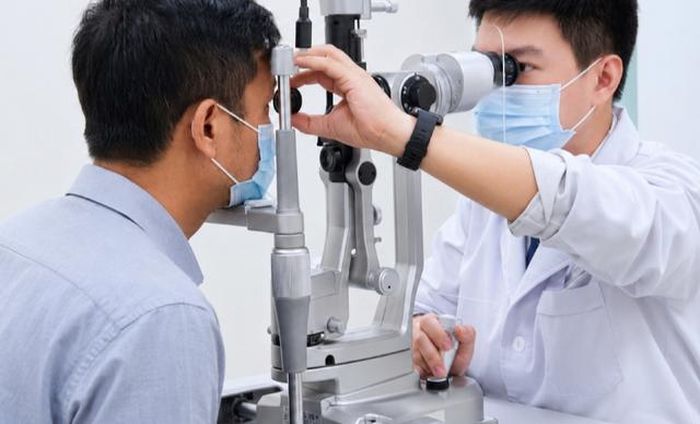 Bác sĩ kiểm tra đáy mắt cho người bệnh. Ảnh: BVCC