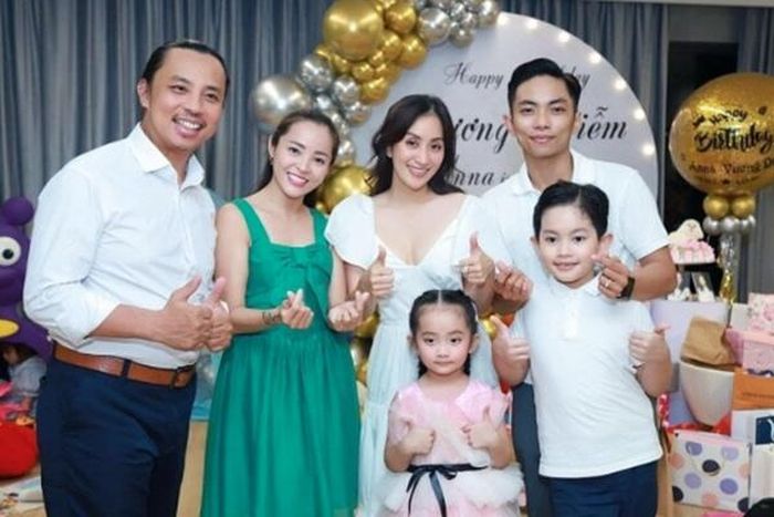 2 gia đình hạnh phúc của Chí Anh - Khánh Thi cách đây nhiều năm.