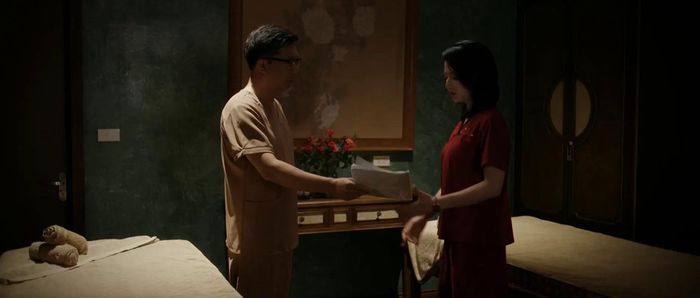 Mai nhận kế hoạch chi tiết từ Thượng tá Đỗ Việt. Ảnh VTV