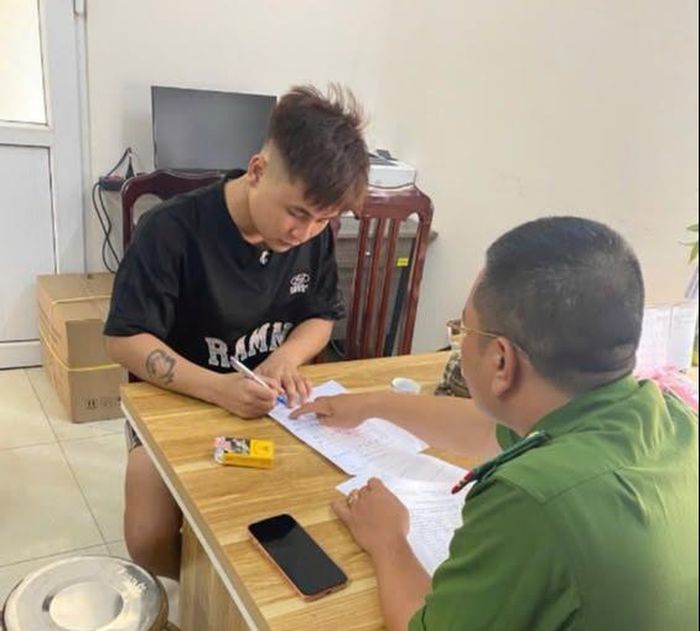 Đối tượng tàng trữ trái phép ma túy tại cơ quan công an. Ảnh: CAHN