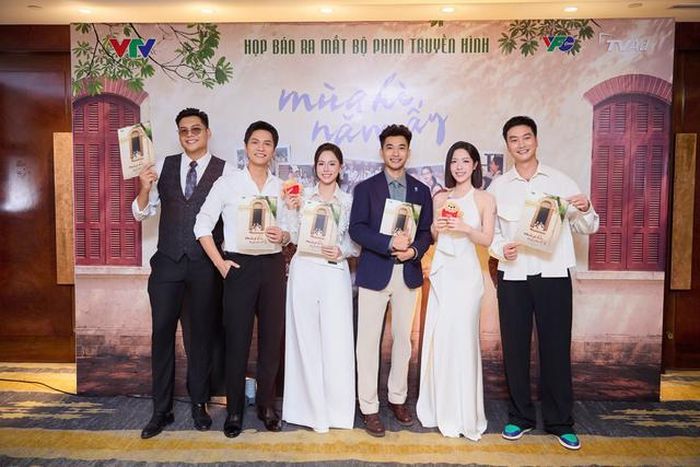 Châu Dương cùng các diễn viên phim Mùa hè năm ấy.