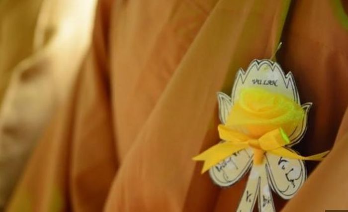 Hoa hồng vàng đại diện cho sự phổ độ chúng sinh, mượn thân tứ đại do cha mẹ sinh ra để giải thoát (theo nghĩa nhà Phật).