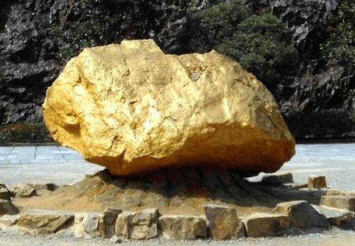 Khối quặng vàng 45 tấn hiện được trưng bày ngay khu vực trung tâm công viên